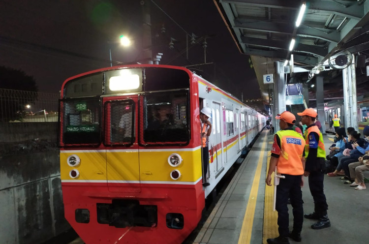 Buntut Imbauan 'Work From Home', Jumlah Penumpang Commuter Line Anjlok
