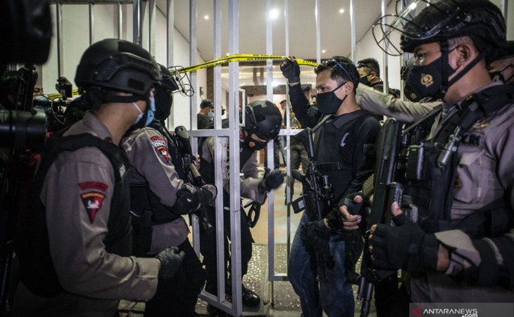 Mata Munarman Ditutup Saat Digiring ke Penjara, Polisi: Standar Internasional