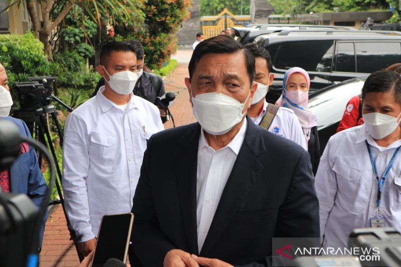 Menteri Koordinator Bidang Kemaritiman dan Investasi (Menko Marves) Luhut Binsar Pandjaitan memberikan keterangan kepada wartawan usai menjalani klarifikasi terkait laporannya terhadap Haris Azhar dan Fatia Maulidiyanti di Polda Metro Jaya. (Foto: Antara)