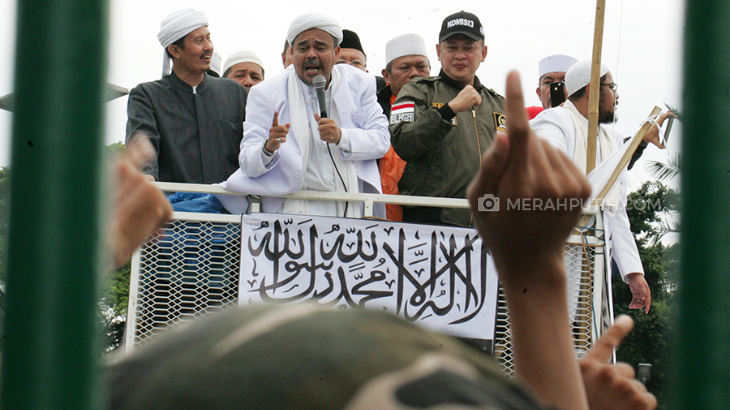 Habib Rizieq saat berorasi dalam Aksi 212 jilid II di depan gedung DPR/MPR, Selasa (21/02). (MP/Dery Ridwansah)