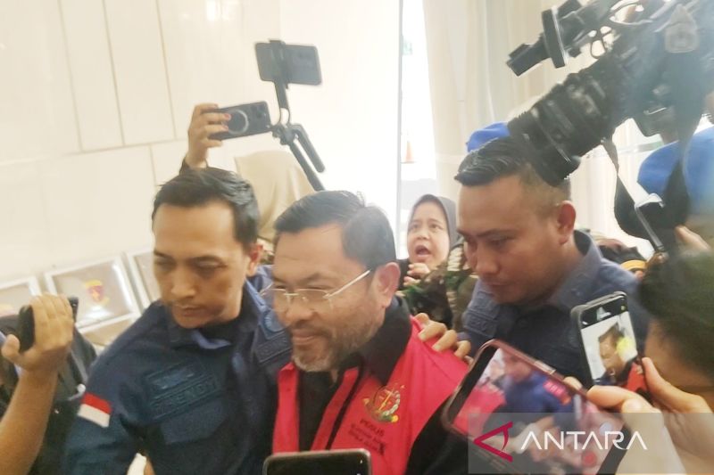 Mantan Bos BGN Cuma Lempar Senyum Manis Saat Datangi Gedung Kejagung, Pakai Rompi Keramat dan Bawa Buku Catatan