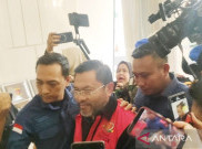 Mantan Bos BGN Cuma Lempar Senyum Manis Saat Datangi Gedung Kejagung, Pakai Rompi Keramat dan Bawa Buku Catatan