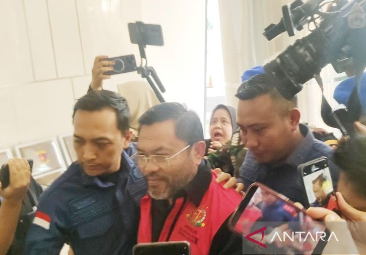 Mantan Bos BGN Cuma Lempar Senyum Manis Saat Datangi Gedung Kejagung, Pakai Rompi Keramat dan Bawa Buku Catatan