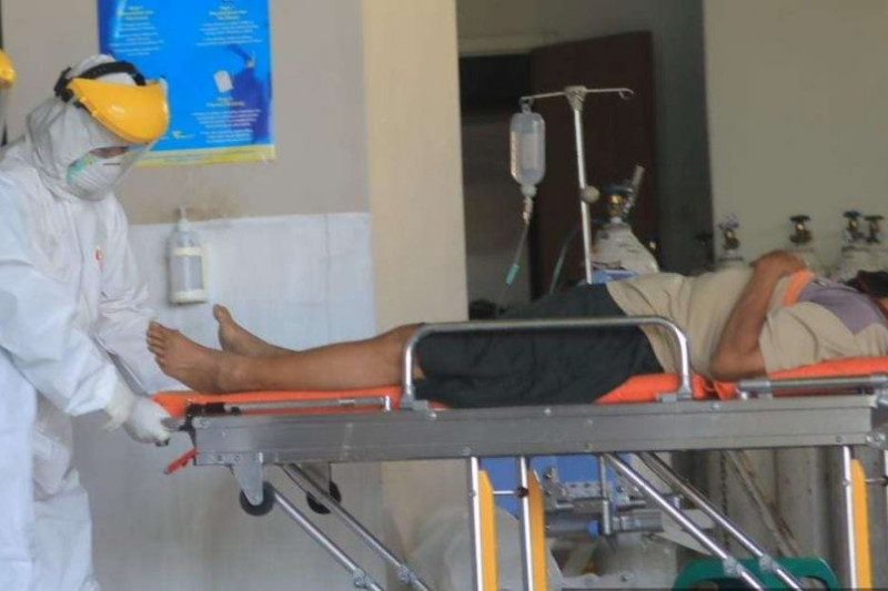 Petugas kesehatan sedang merawat pasien COVID-19 di area "drop zone" UGD RSUD dr Soedono Kota Madiun, Jawa Timur, Selasa (6/7/2021). Melonjaknya pasien COVID-19 di wilayah Madiun dan sekitarnya membuat rumah sakit tersebut kekurangan tempat tidur dan tenaga kesehatan untuk penanganan kasus COVID-19. (Antara/HO-Diskominfo Kota Madiun/ Lr)