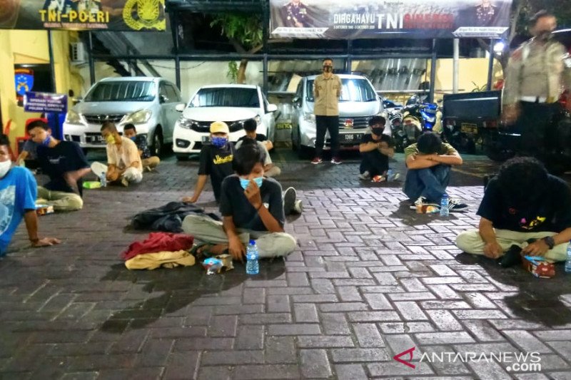 Puluhan pelajar terjaring razia unjuk rasa diboyong ke Mapolsek Tambora, Jakarta Barat, Selasa (13/10/2020). (ANTARA/HO-Polres Metro Jakarta Barat)