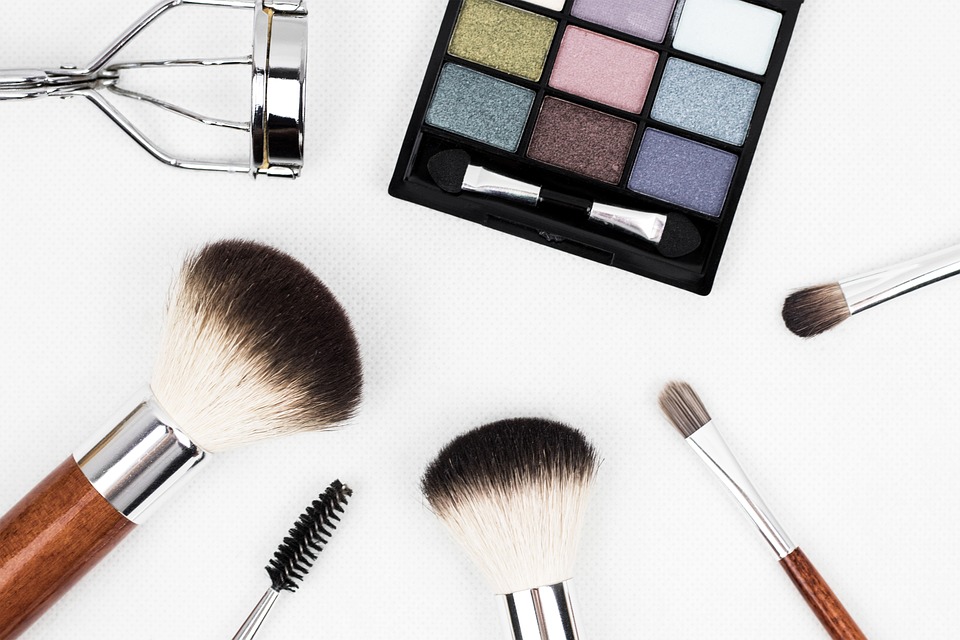 Jangan menggunakan makeup saat di peswat (Sumber: Pixabay/kinkate)