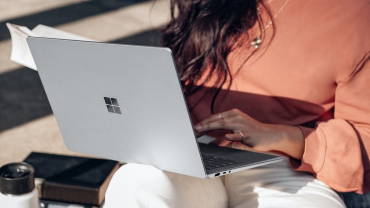 Tanpa disadari, tubuhmu membungkuk. (Foto: Unsplash/Windows)