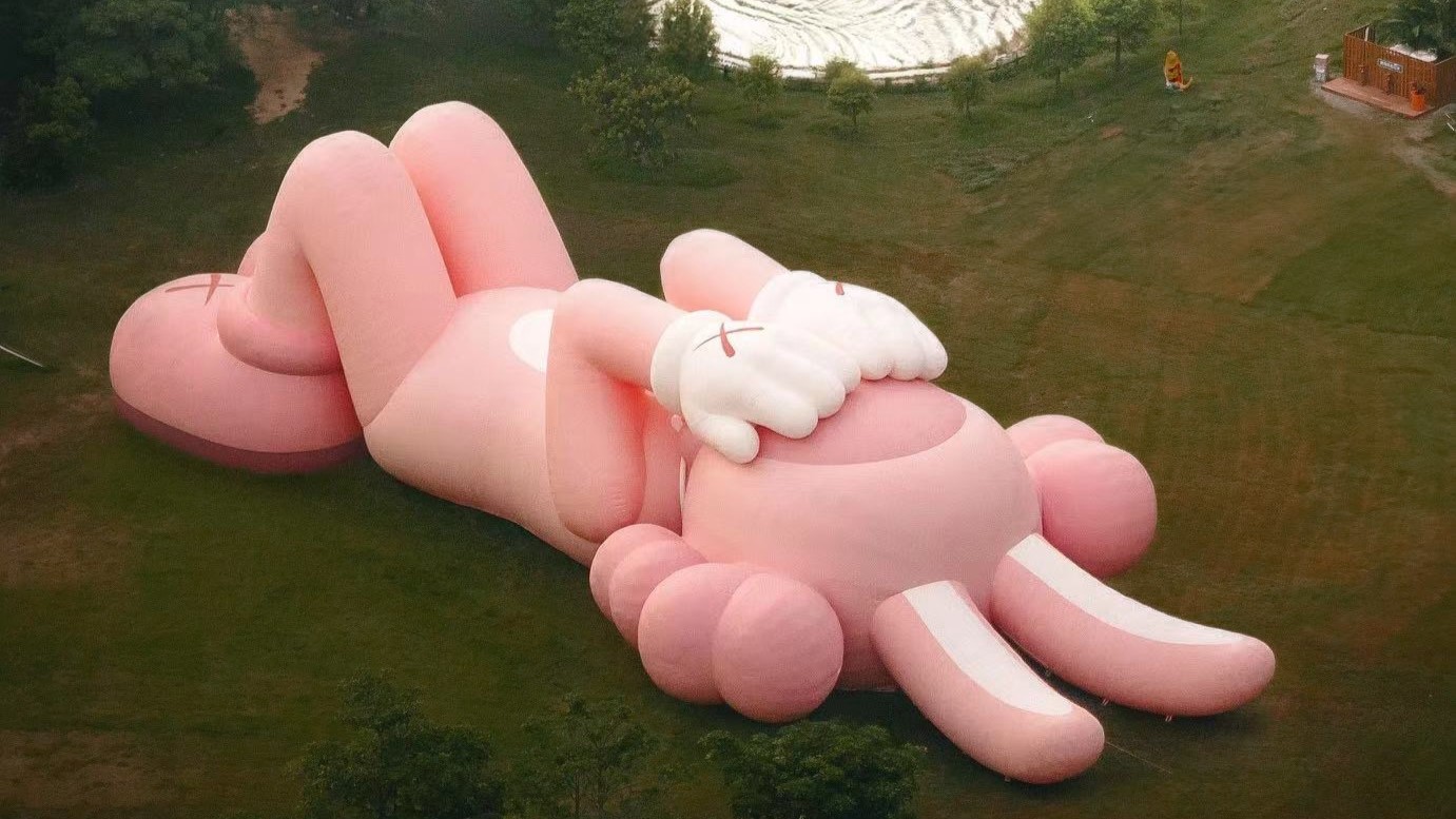 KAWS Bakal Mejeng di Candi Prambanan