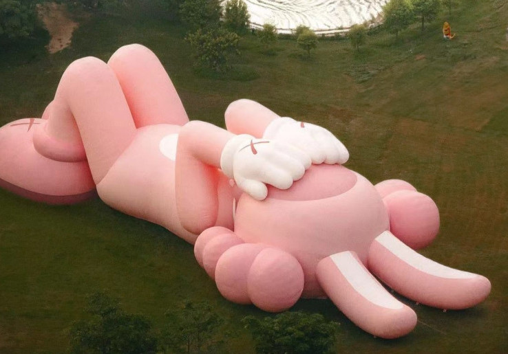 KAWS Bakal Mejeng di Candi Prambanan