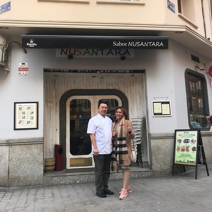 Pengunjung berfoto di depan Restoran Sabor Nusantara. (Foto: instagram.com/raphaelsmommy)