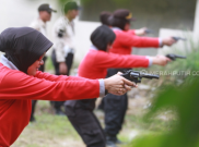 Jelang Operasi Lilin, Jajaran Polwan Kota Solo Latihan Menembak