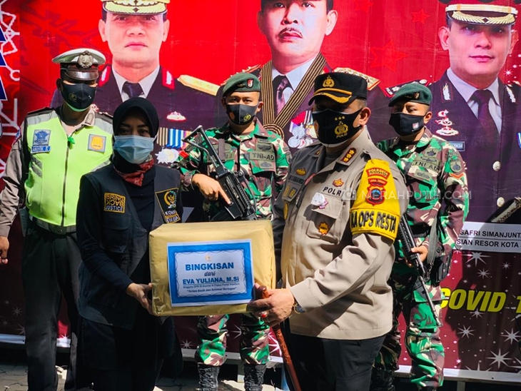     Anggota Komisi III DPR RI Eva Yuliana memgecek Posoam Nataru di Gladak, Solo, Jawa Tengah, Kamis (24/12). (MP/Ismail)