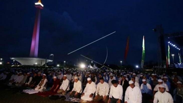 Jemaah Munajat 212 melaksanakan Shalat Magrib di Monas, Jakarta, Kamis (21/2/2019). (Foto: Antara)