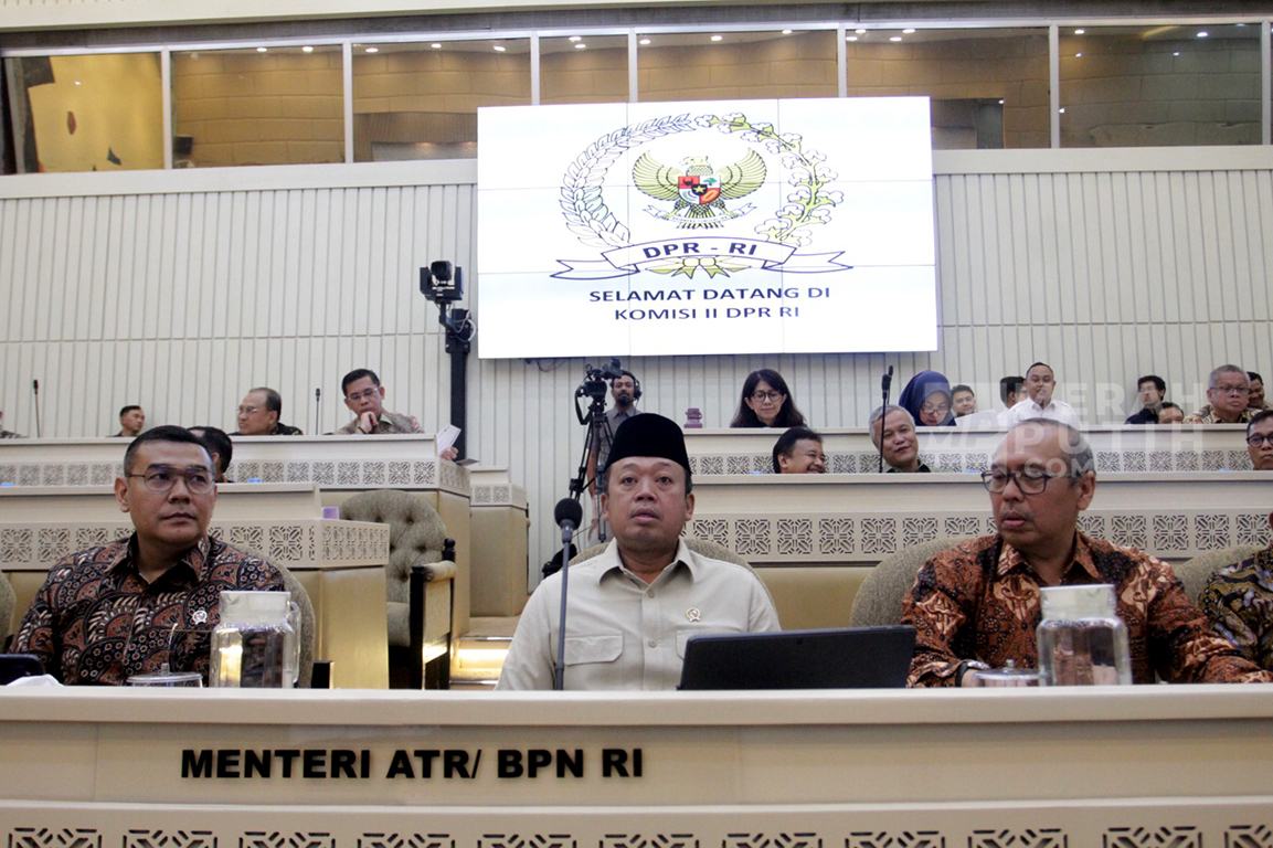 Raker Menteri ATR/BPN dengan Komisi II DPR Bahas Pencabutan Sertifikat Pagar Laut