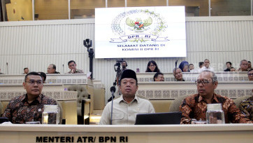 Raker Menteri ATR/BPN dengan Komisi II DPR Bahas Pencabutan Sertifikat Pagar Laut