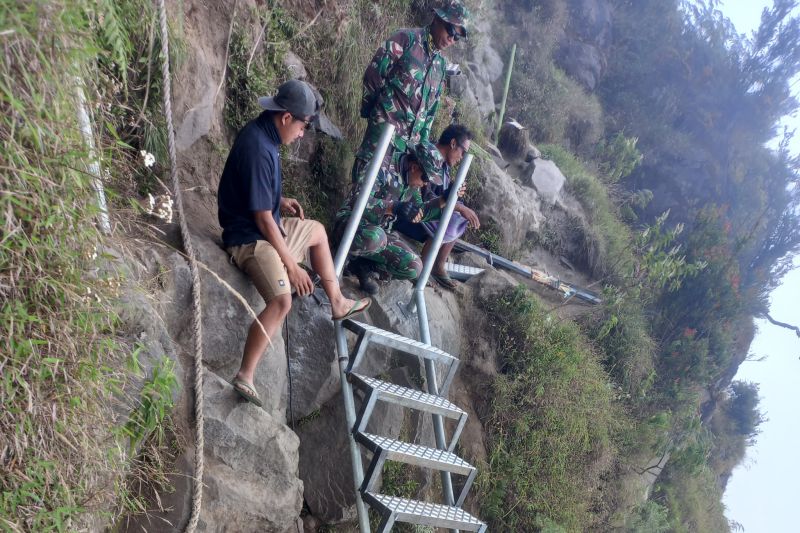 Jalur Pendakian di Titik Rawan Gunung Rinjani Diperbaiki, Libatkan TNI