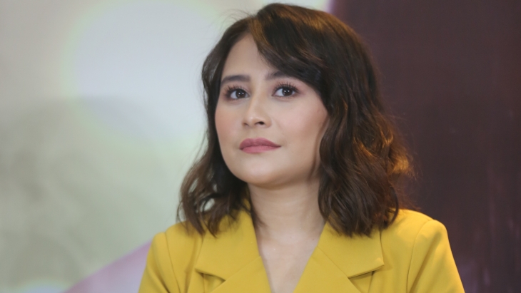 Prilly doyan liat tutorial di YouTube (Foto: MP/Albi)