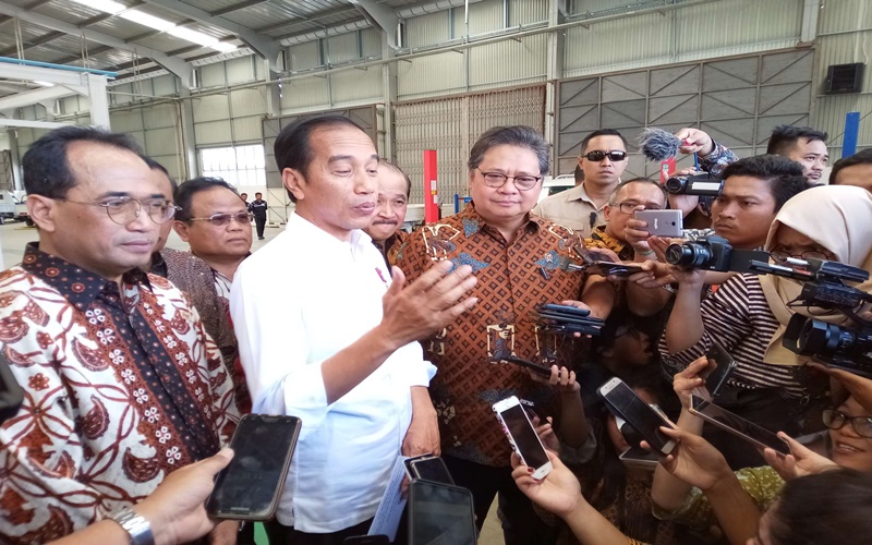 Menperin Airlangga Hartarto saat mendampingi Presiden Jokowi meresmikan Pabrik Esemka