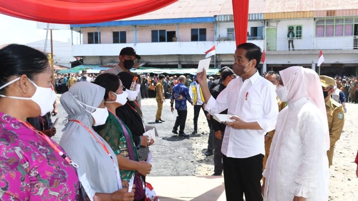 Bagikan Modal Rp 1,2 Juta di Kalimantan Barat, Jokowi Minta Tak untuk Beli Handphone