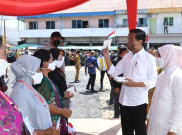 Bagikan Modal Rp 1,2 Juta di Kalimantan Barat, Jokowi Minta Tak untuk Beli Handphone