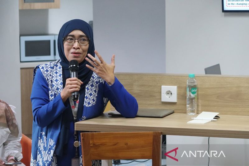 Peneliti Iklim dan Atmosfer BRIN, Erma Yulihastin, saat menjelaskan hasil riset tentang fenomena cuaca ekstrem di ruang Media Lounge BRIN, Gedung BJ Habibie, Jakarta Pusat, Rabu (31/1). Foto: ANTARA/Sugiharto Purnama