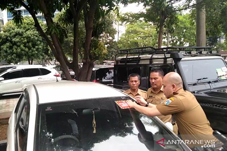 Kendaraan pegawai negeri sipil (PNS) Kantor Wali Kota Jakarta Barat menjadi target razia pajak oleh Samsat Jakarta Barat bersama Badan Pajak dan Retribusi Daerah (BPRD) DKI Jakarta. Selama sekitar satu jam menyasar lokasi, total ada 28 kendaraan yang diketahui menunggak pajak dengan total tunggakan mencapai Rp110.994.000.(ANTARA/DEVI NINDY)