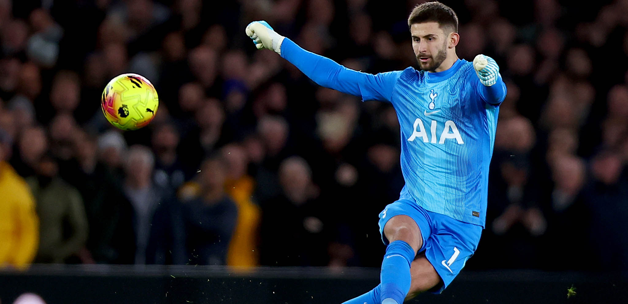 Jersey Kiper Tottenham 2026/2027 Bikin Silau Mata, Warna Pink Mencolok Siap Berpadu dengan Pola Zig-Zag