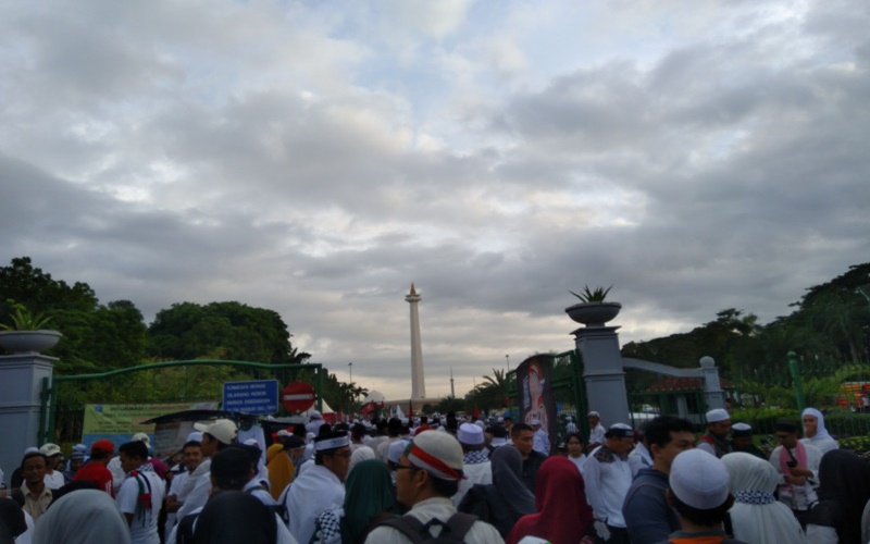 Para pengunjung mengantri untuk masuk ke kawasan Monas, Jakarta Pusat (Foto: antaranews)
