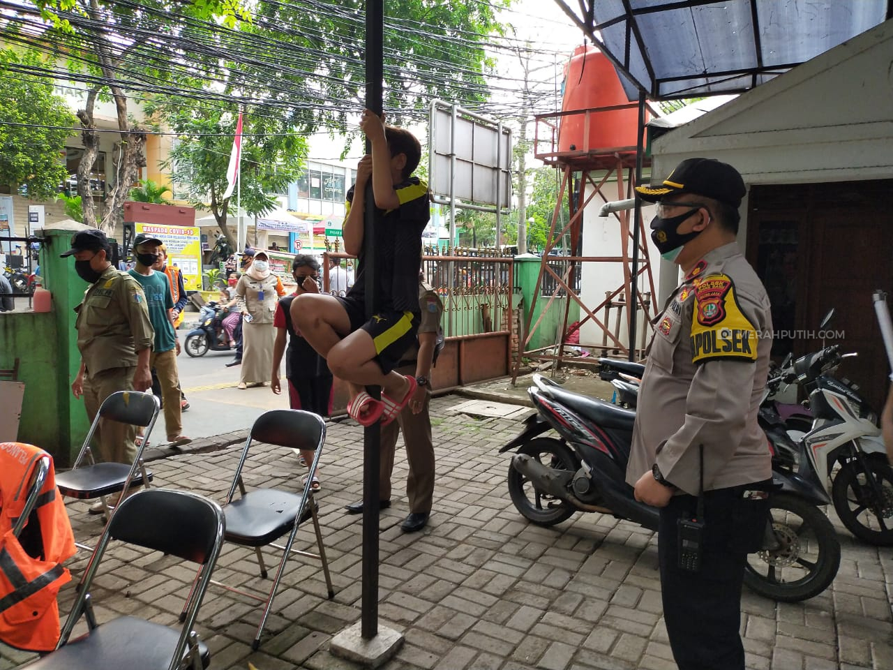 Tak Pakai Masker, Pelanggar di Jakarta Pusat Dihukum Panjat Tiang