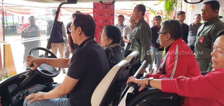 Megawati Soekarnoputri, Hasto Kristiyanto, dan Prananda Prabowo di arena Rakernas di JIexpo, Sabtu (11/1). (Foto: MP/Ponco Sulaksono)