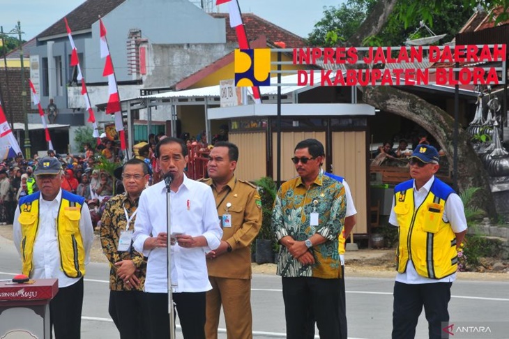 Benarkah Ban Mobil Jokowi Bocor di Jalanan saat Kunjungan Kerja di Jateng?