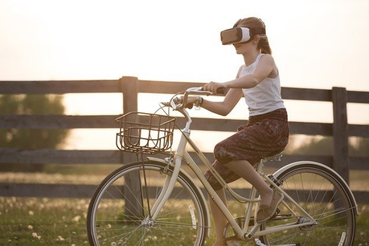 Raxium berfokus pada pengembangan tampilan panel microLED untuk diaplikasikan di perangkat Augmented Reality (AR) dan Virtual Reality (VR). (Foto: Pixabay/Pexels)