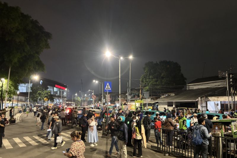 Tabrakan Kereta di Bekasi Timur, Ratusan Penumpang KRL Terjebak di Manggarai
