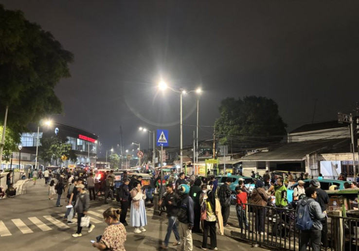 Tabrakan Kereta di Bekasi Timur, Ratusan Penumpang KRL Terjebak di Manggarai