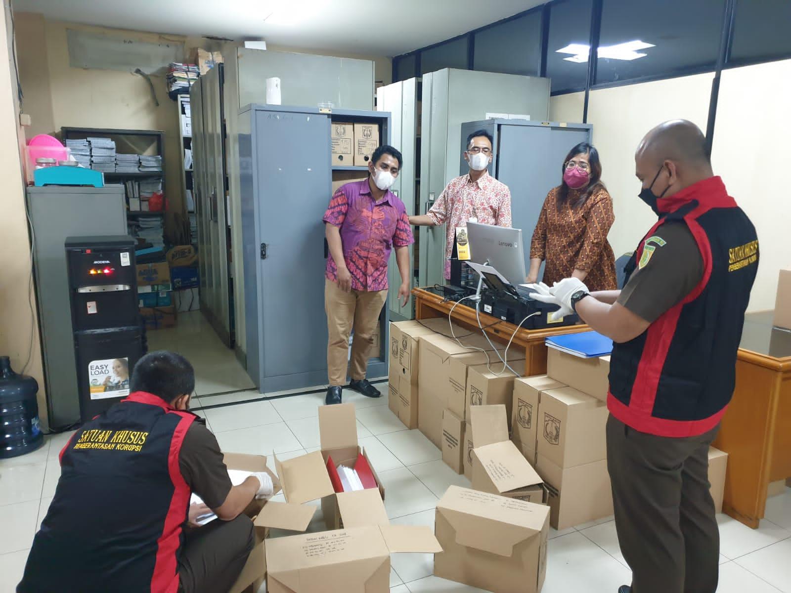 Kejati DKI menggeledah kantor Dinas Pertamanan dan Hutan Kota DKI Jakarta. Foto: Kejati DKI