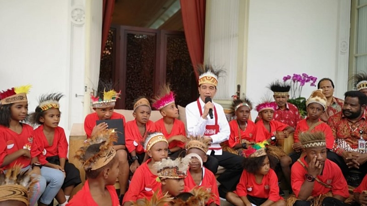 Presiden Jokowi menemui perwakilan siswa SD asal Papua di Istana Merdeka Jakarta, Jumat. (Foto: ANTARA/Agus Salim)