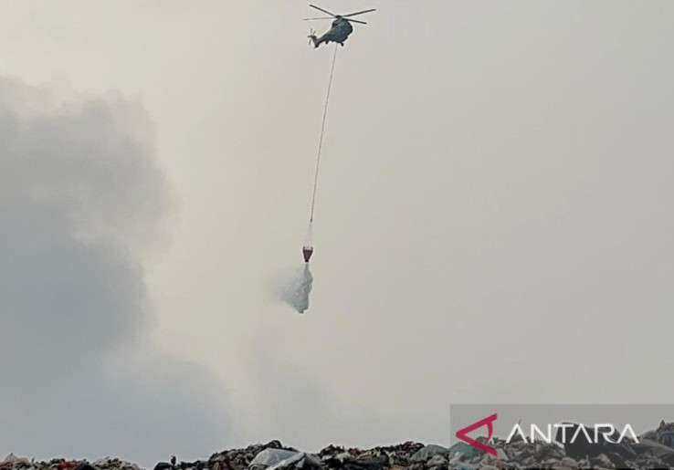 Kebakaran Paksa TPA Galuga Bogor Ditutup, Helikopter TNI Bombardir Api dari Udara