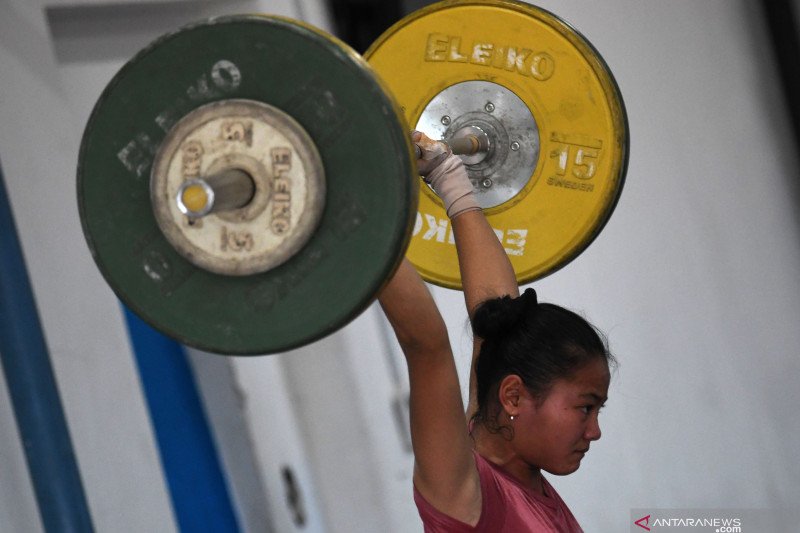 Lifter putri Indonesia Windy Cantika Aisah berlatih saat menjalani pemusatan latihan nasional (Pelatnas) Angkat Besi di Mess Kwini, Jakarta, Selasa (28/1/2020). ANTARA FOTO/Aditya Pradana Putra