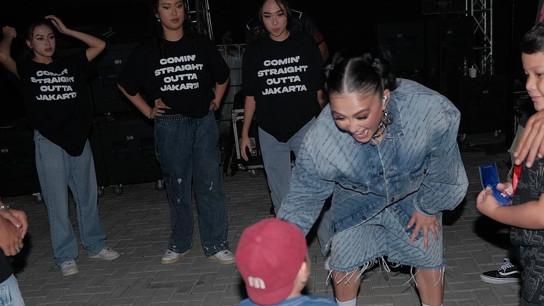 Agnez Mo Bersenang-senang dalam Video Musik Party In Bali