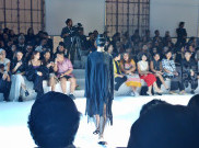 ASHA Pamerkan Koleksi 'Anatomy' di Runway JFW 2025: Hitam Solid Penuh Percaya Diri