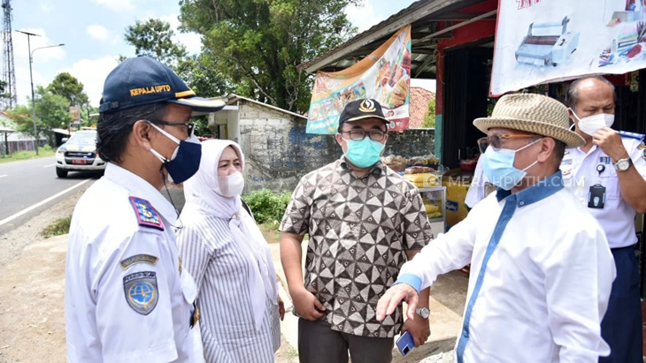 Pimpinan dan anggota Komisi IV DPRD Jabar meninjau langsung pemeliharaan PJU Wilayah Kerja UPTD LLAJ Wilayah II Bandung di Kabupaten Purwakarta. (Foto: MP/Iman Ha)