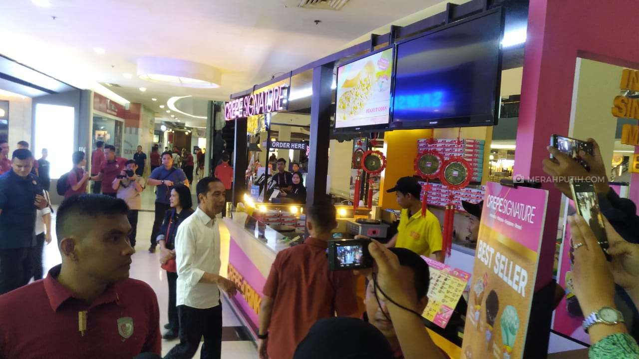 Pulang Kampung ke Solo, Jokowi dan Iriana Ajak Ethes Bermain di Mall