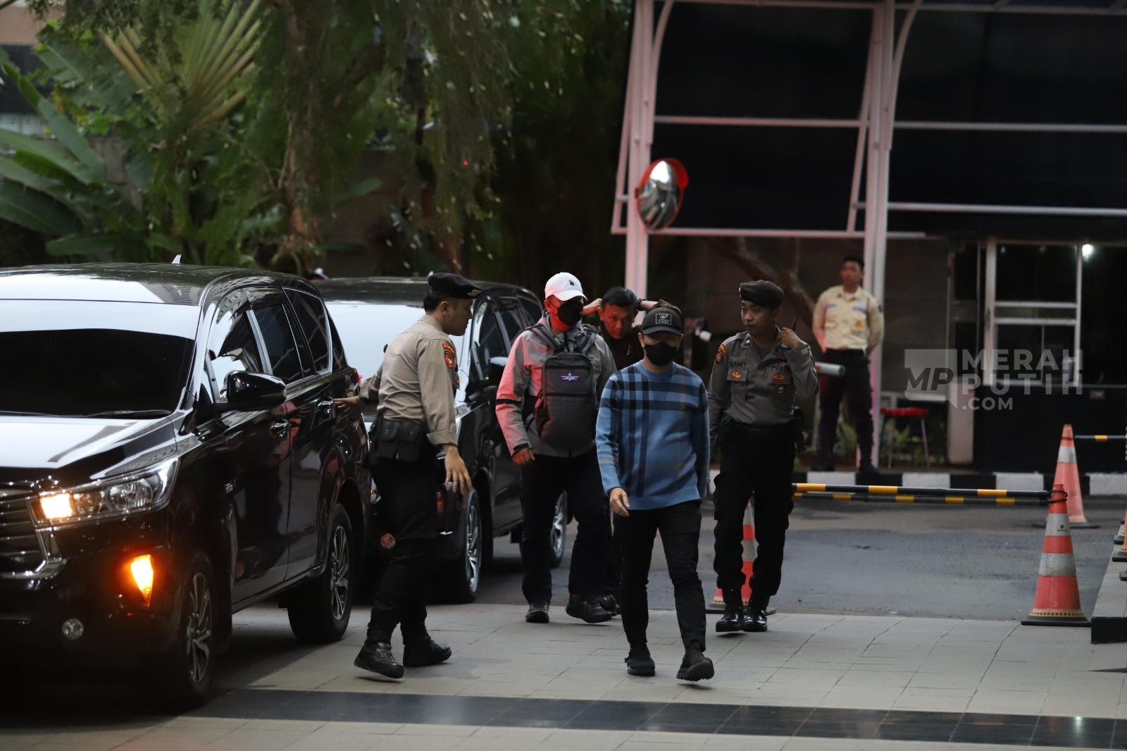 Penjabat (Pj) Wali Kota Pekanbaru Risnandar Mahiwa (kedua kanan) yang terkena operasi tangkap tangan (OTT) KPK tiba untuk menjalani pemeriksaan di gedung KPK, Jakarta, Selasa (3/12/2024).
