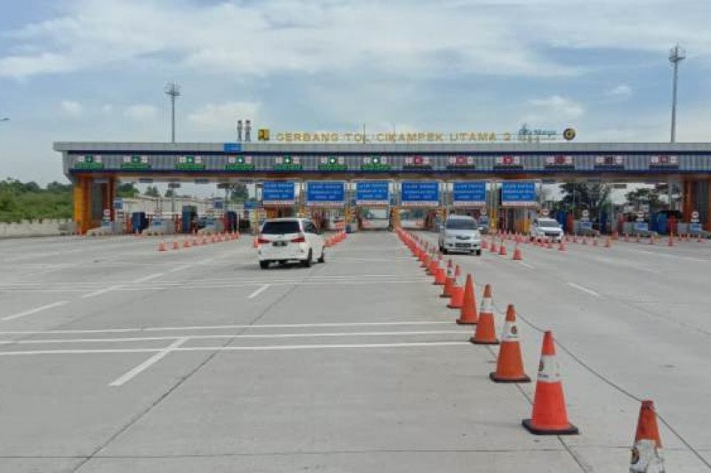 Suasana arus lalu lintas di Gerbang Tol Cikampek Utama 2. Dokumentasi Jasa Marga