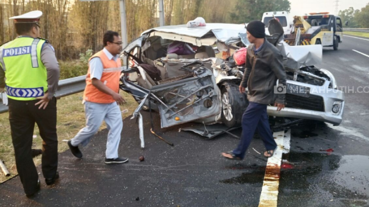 Minibus Tabrak Tebing, Dua Penumpang Tewas