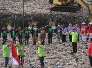 Komunitas Ini Gelar Upacara HUT RI di TPA, Bagaimana Rasanya Ya?