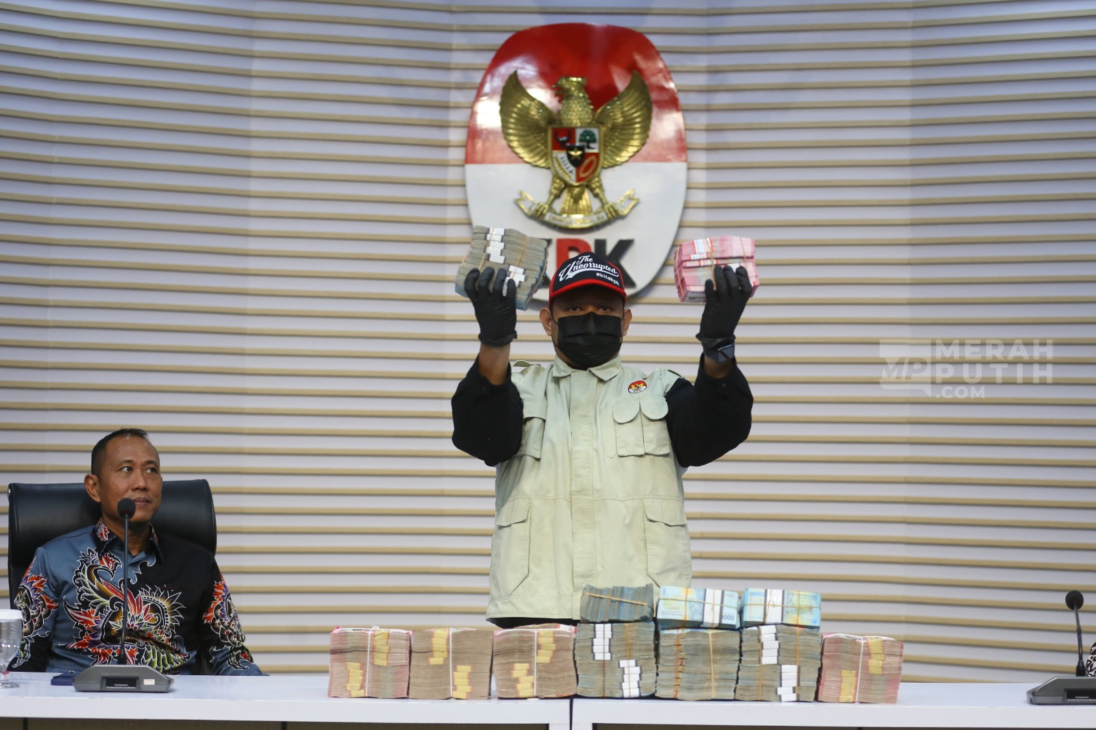 KPK Pamerkan Barang Bukti OTT Bupati Lombok Barat Lalu Ahmad Zaini Senilai Rp9,06 Miliar