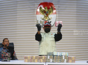 KPK Pamerkan Barang Bukti OTT Bupati Lombok Barat Lalu Ahmad Zaini Senilai Rp9,06 Miliar