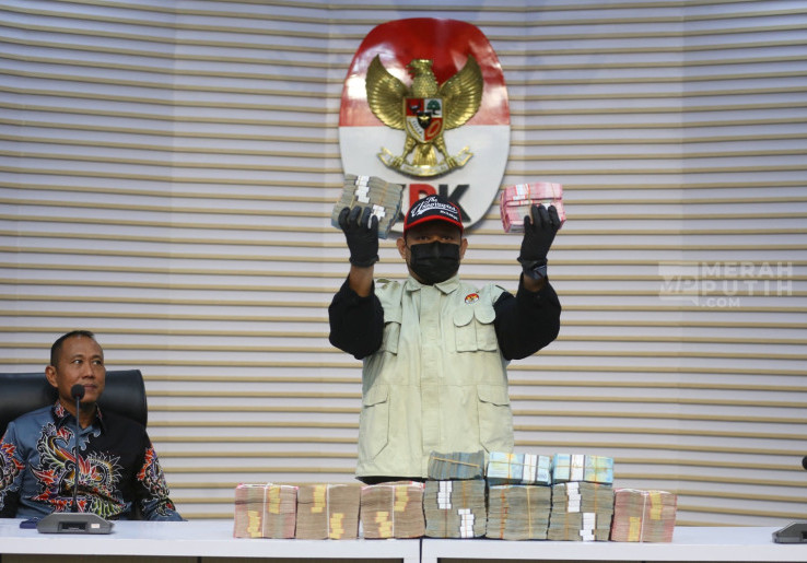 KPK Pamerkan Barang Bukti OTT Bupati Lombok Barat Lalu Ahmad Zaini Senilai Rp9,06 Miliar