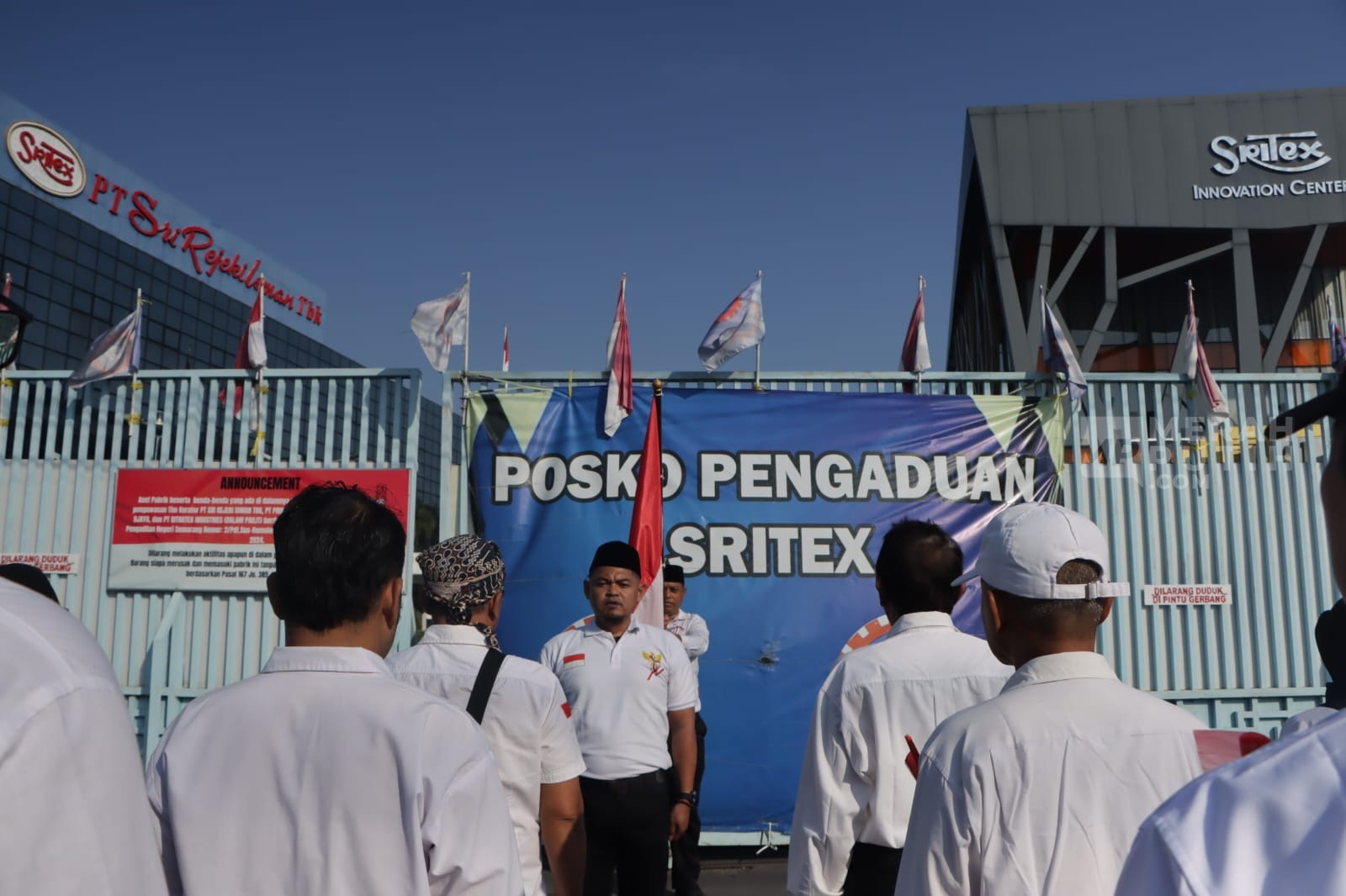 Puluhan Eks Karyawan Sritex Upacara di Depan Pabrik, Serukan Tuntutan Pembayaran Pesangon